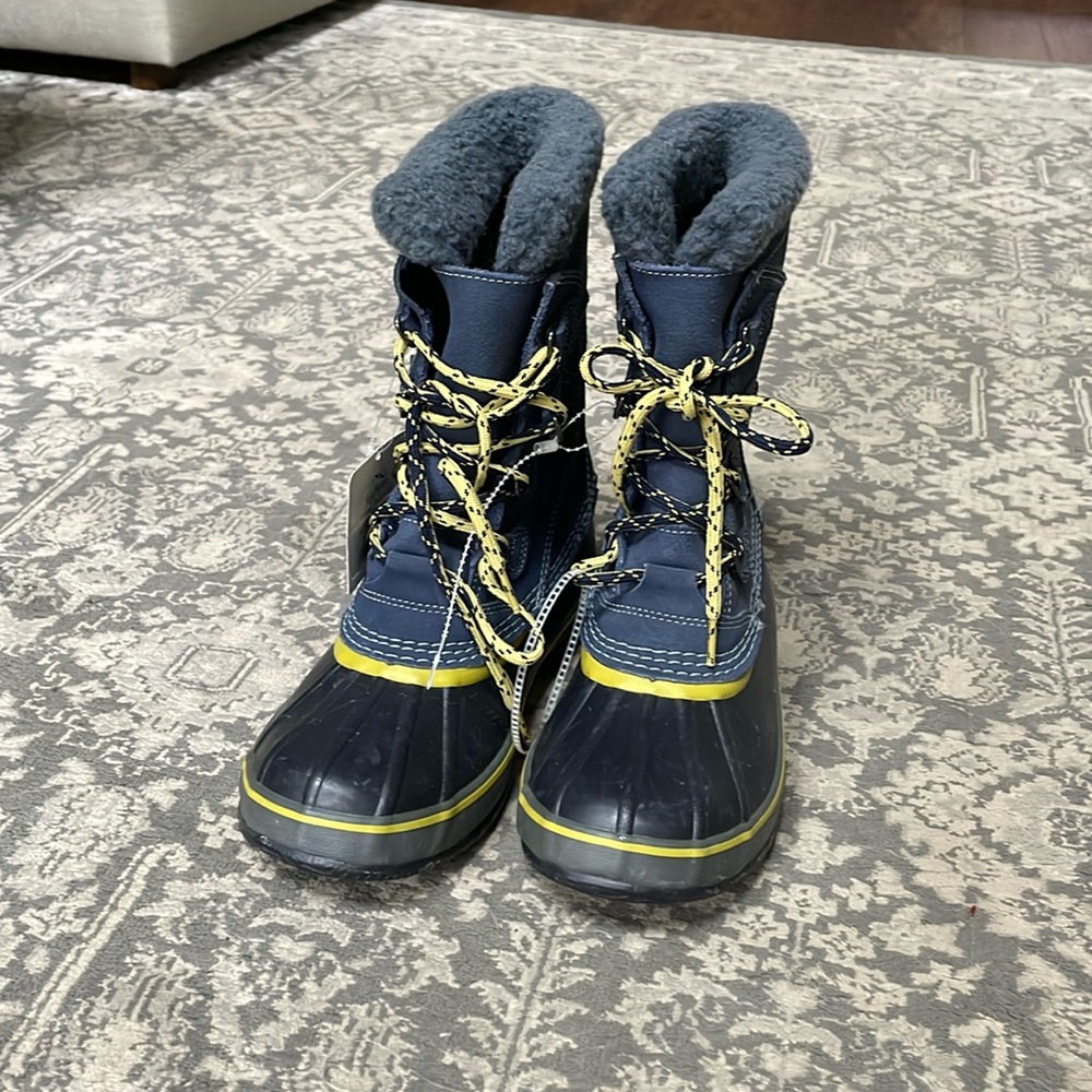 L.L.Bean kids snow boots. Bright navy. Size kids 5. Brand new with tags.